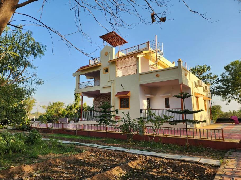 Farmhouse Close To Nature - Kesari Farm Гандинагар Экстерьер фото